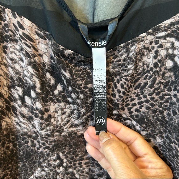 Kenzie Layered Sleeveless Shift Dress Size Medium Black and Cream NWT - Picture 4 of 9